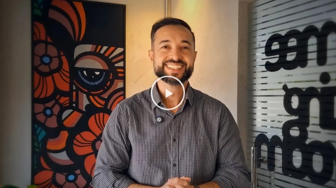 Diogo Teixeira, CEO da Neex Brasil, no vídeo de apresentação da agência