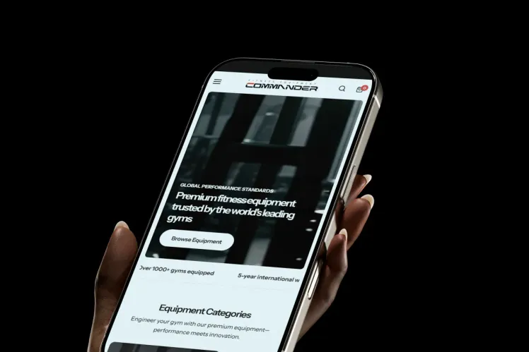 Loja virtual da Commander, de equipamentos fitness, aberta em um celular