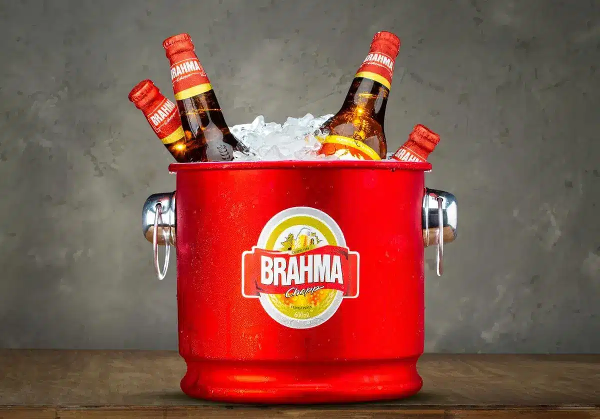 Fotografia de balde de cerveja com gelo para bar