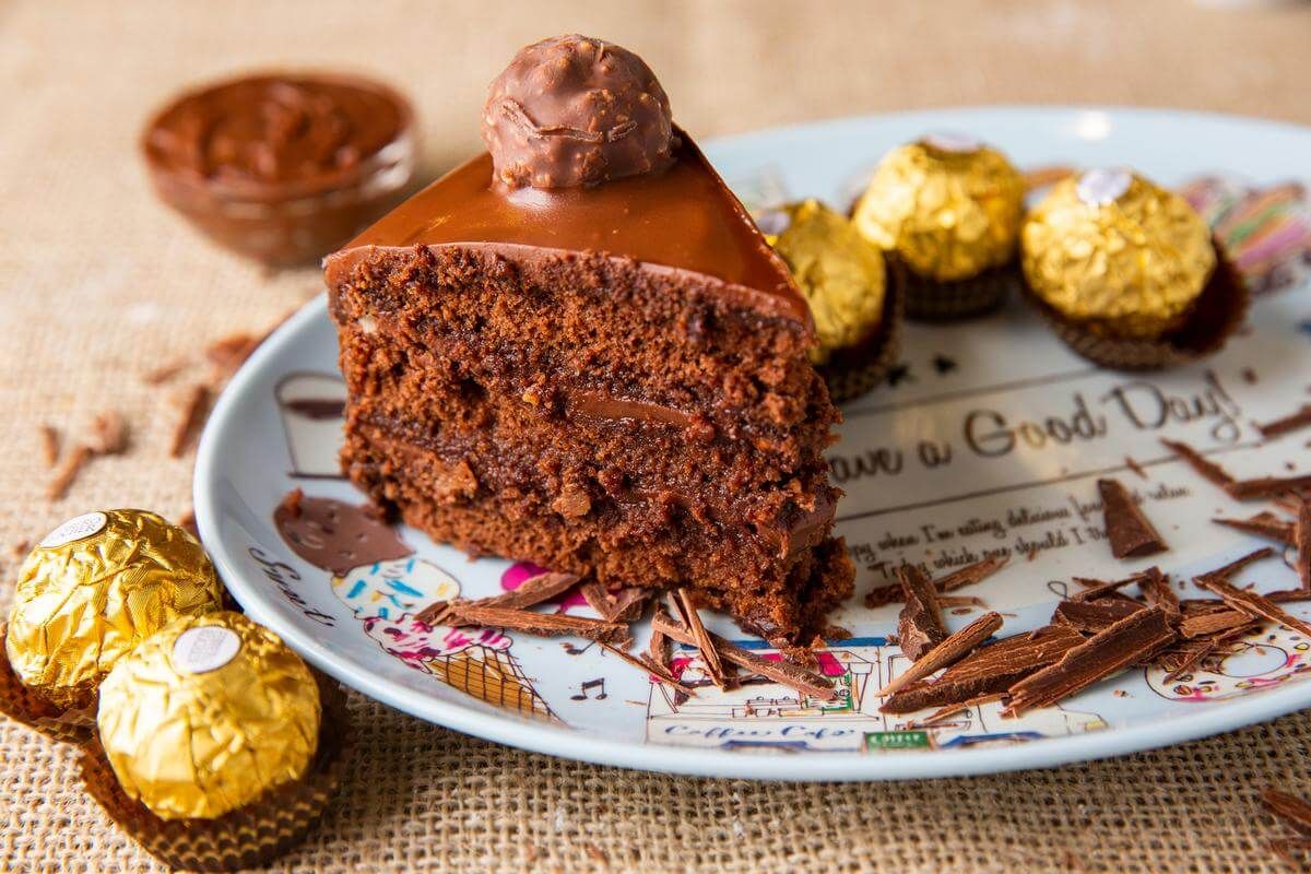 Fotografia de fatia de bolo de chocolate com bombons