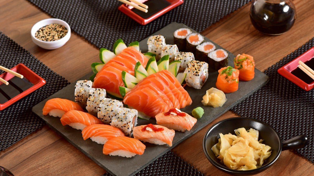 Fotografia de combinado de sushi e sashimi de salmão