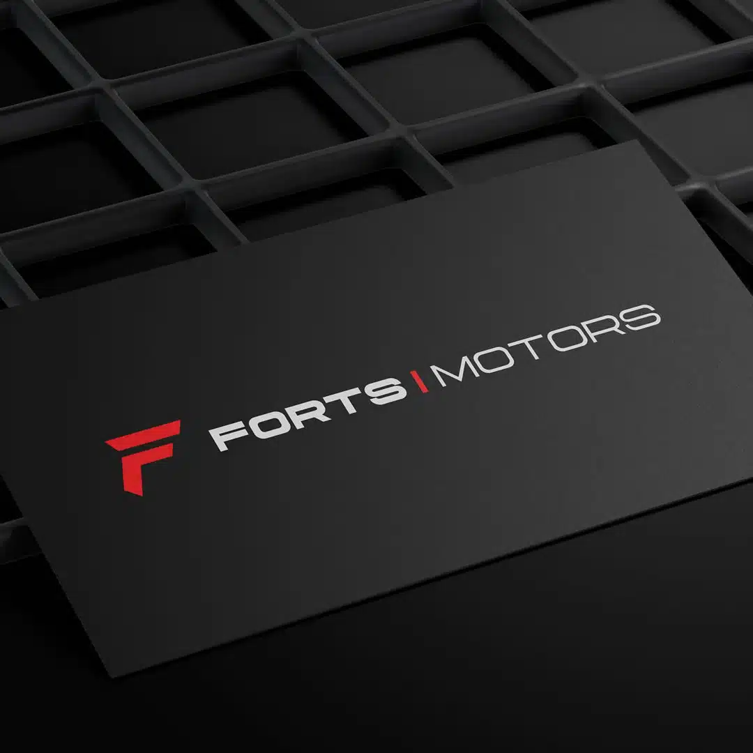 Logomarca da Forts Motors em cartão de visita preto