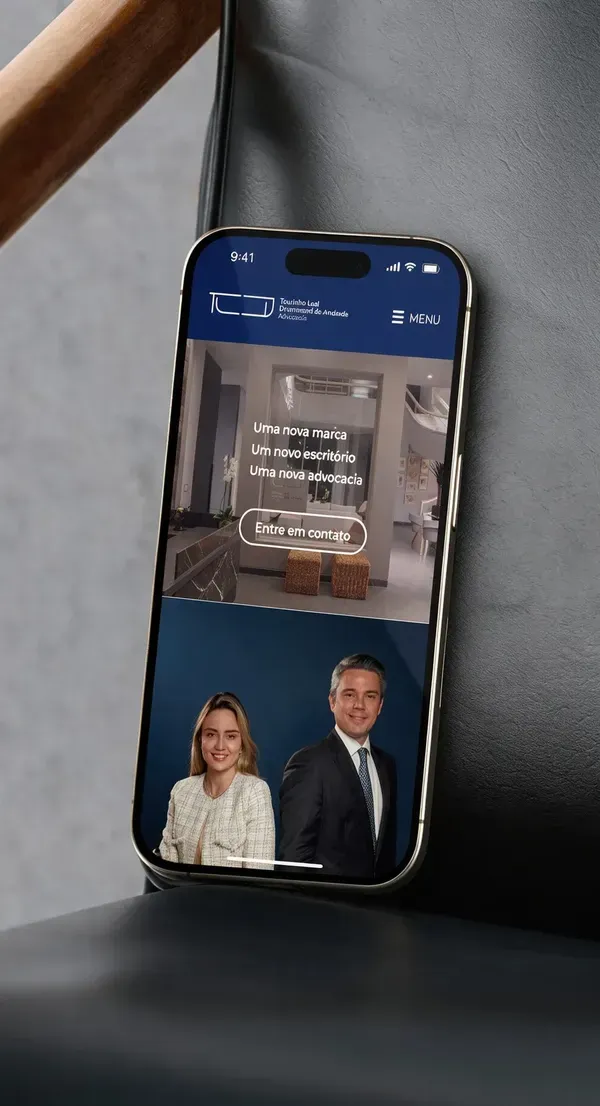 Site da Tourinho Leal Drummond de Andrade Advocacia aberto no celular